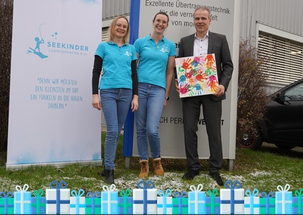 [Translate to EN:] Bild Übergabe Weihnachtsspende